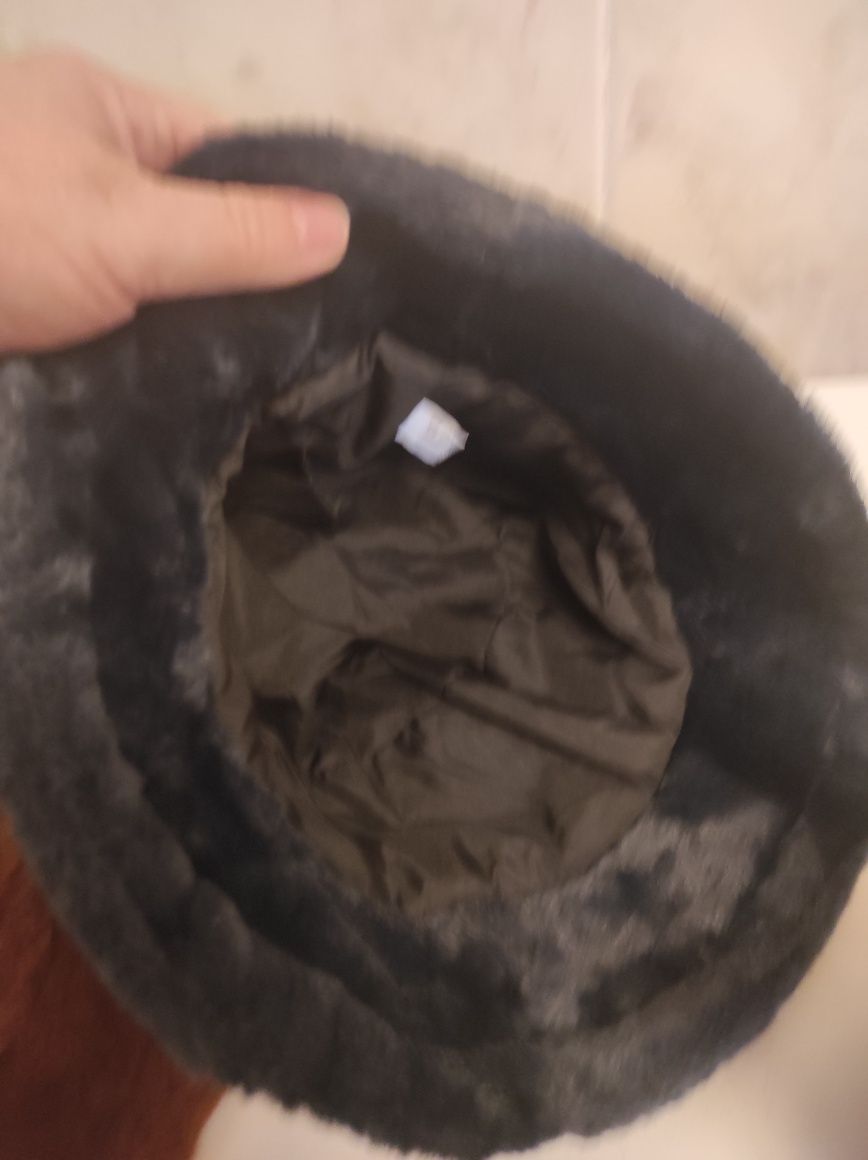 Chapéus de pêlo novos 5€ os 2