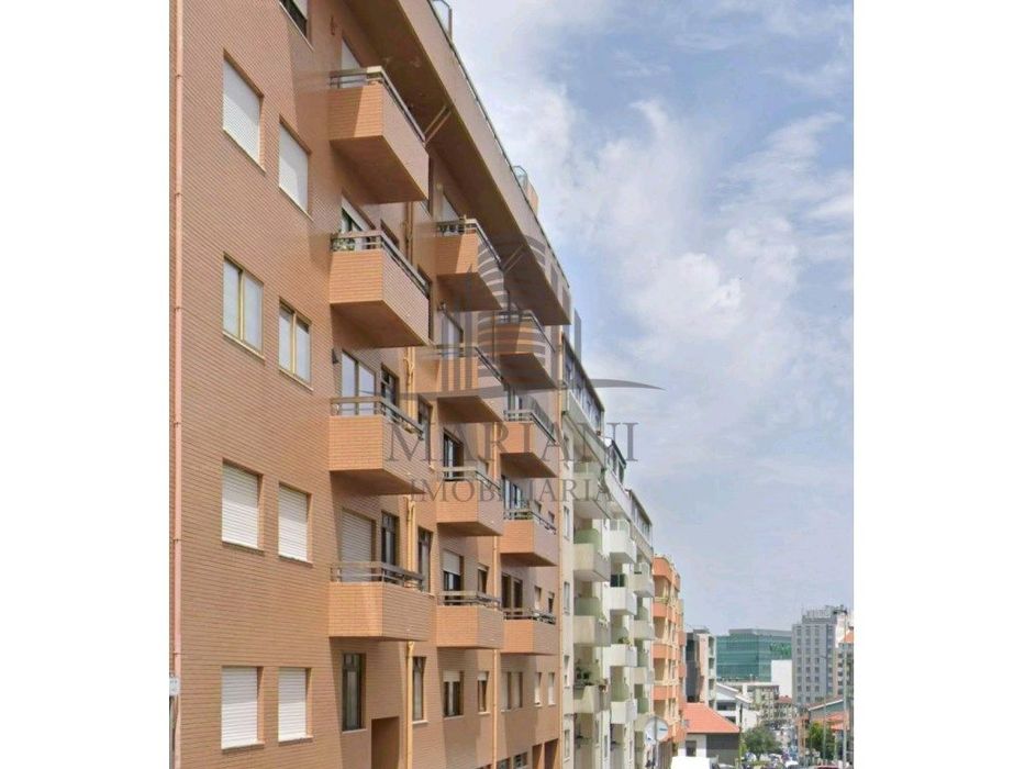 **Apartamento T2+1 junto à Avenida da República **