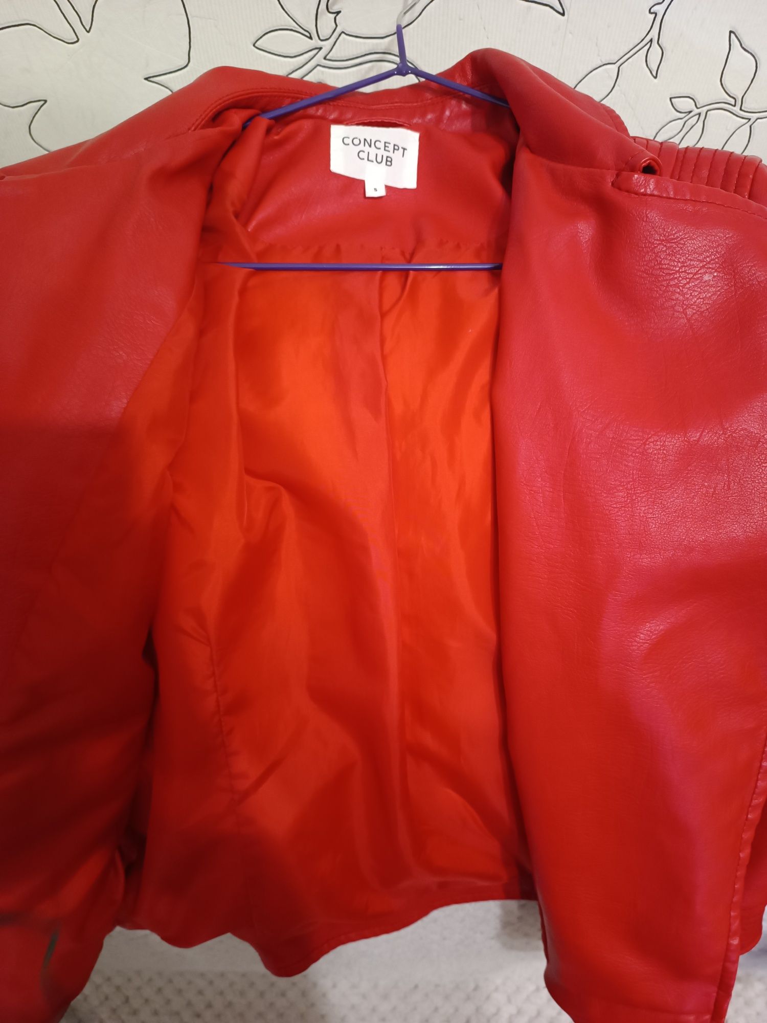 кожана куртка червоного кольору