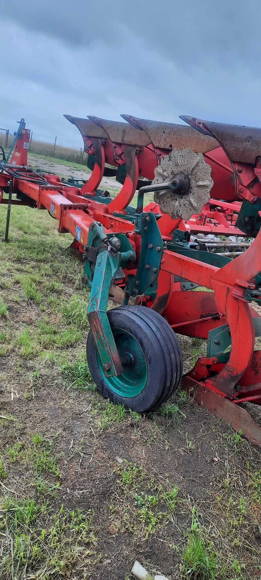 Plug kverneland 4 obrotowy resor z walem pakomat model 100 wieza F160
