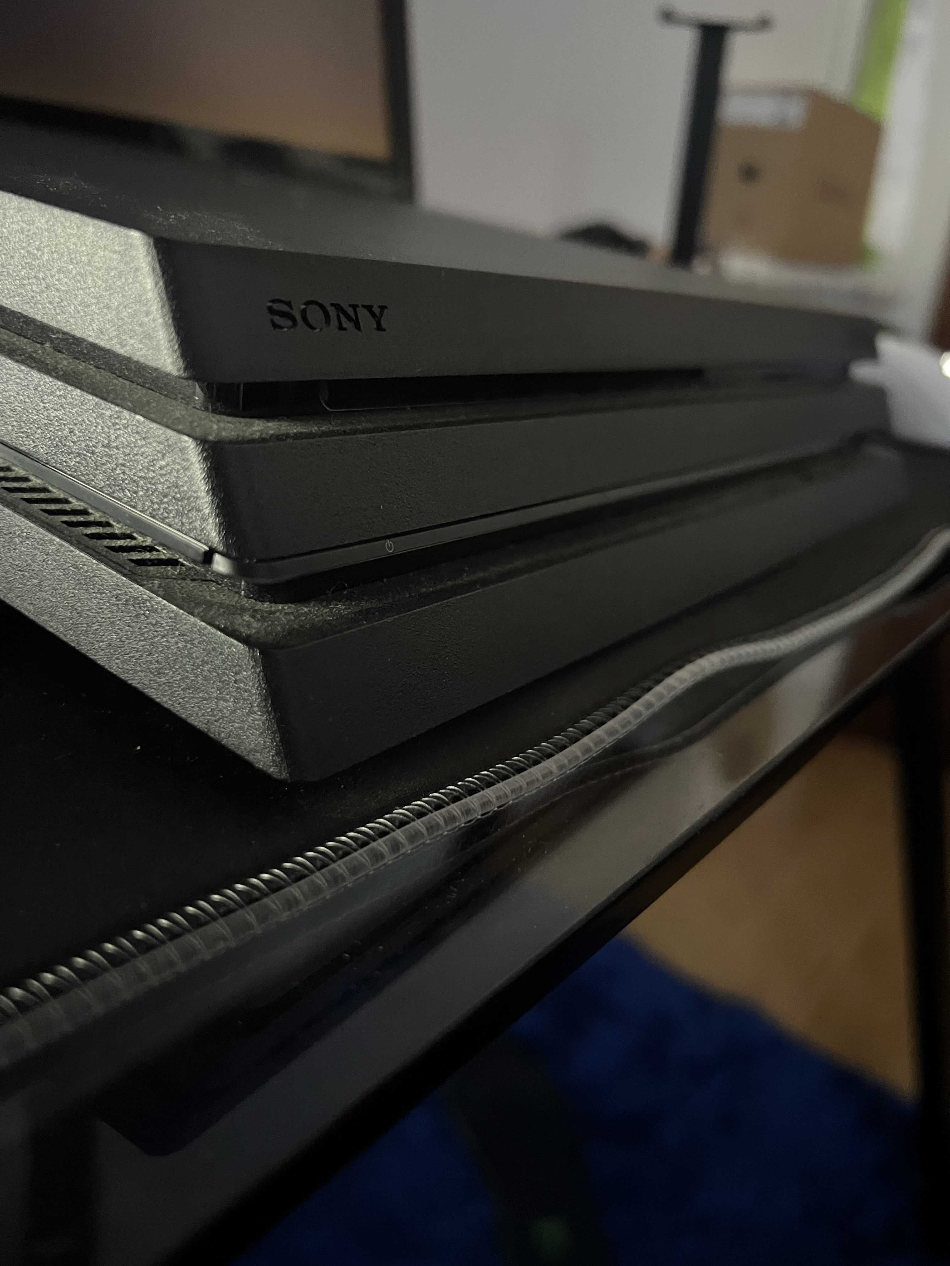 PS4 PRO em excelente estado de conservação com jogos e acessórios bons