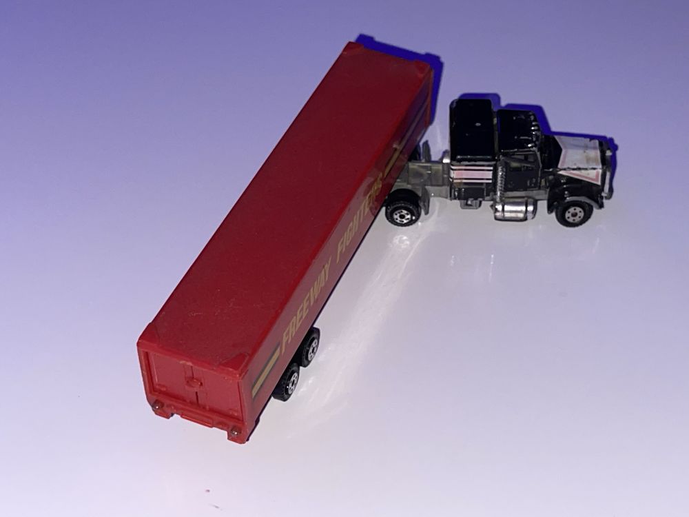 Kenworth z naczepą Yatming Hong Kong model resorak autko