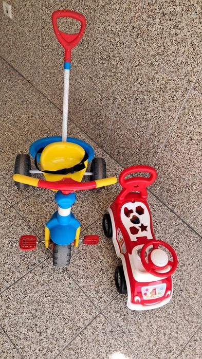 Triciclo com manobrador + carro com jogos