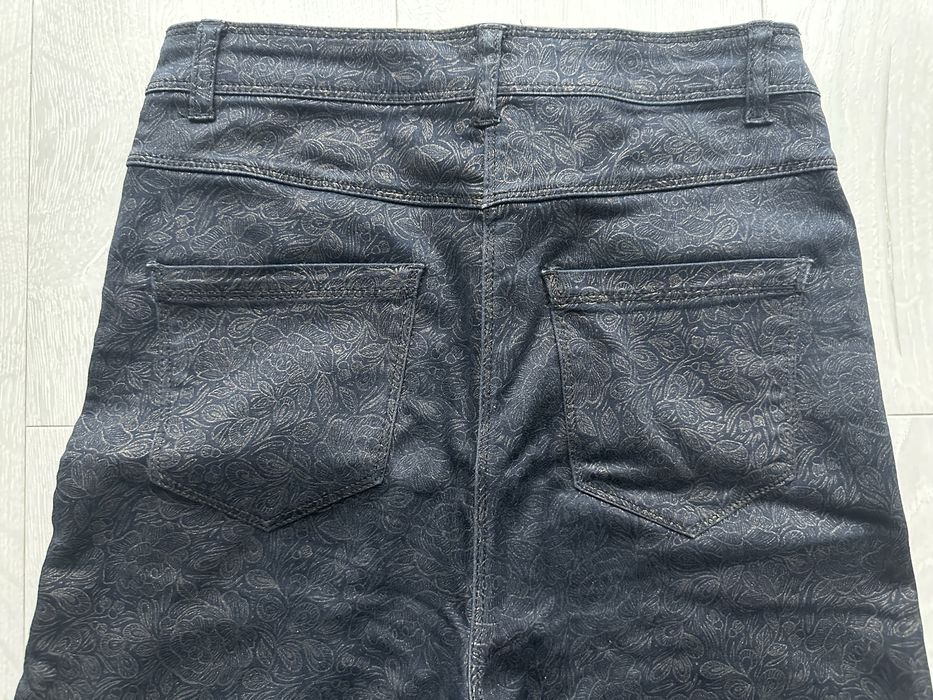 Spodnie czarne jeansy ze złotym zdobieniem