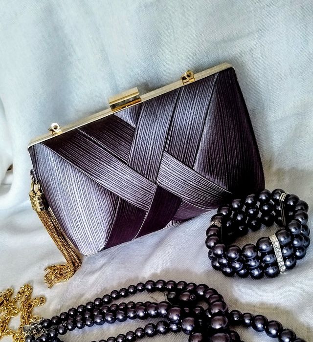 Elegancka,wieczorowa kopertówka z łańcuszkami,grafit