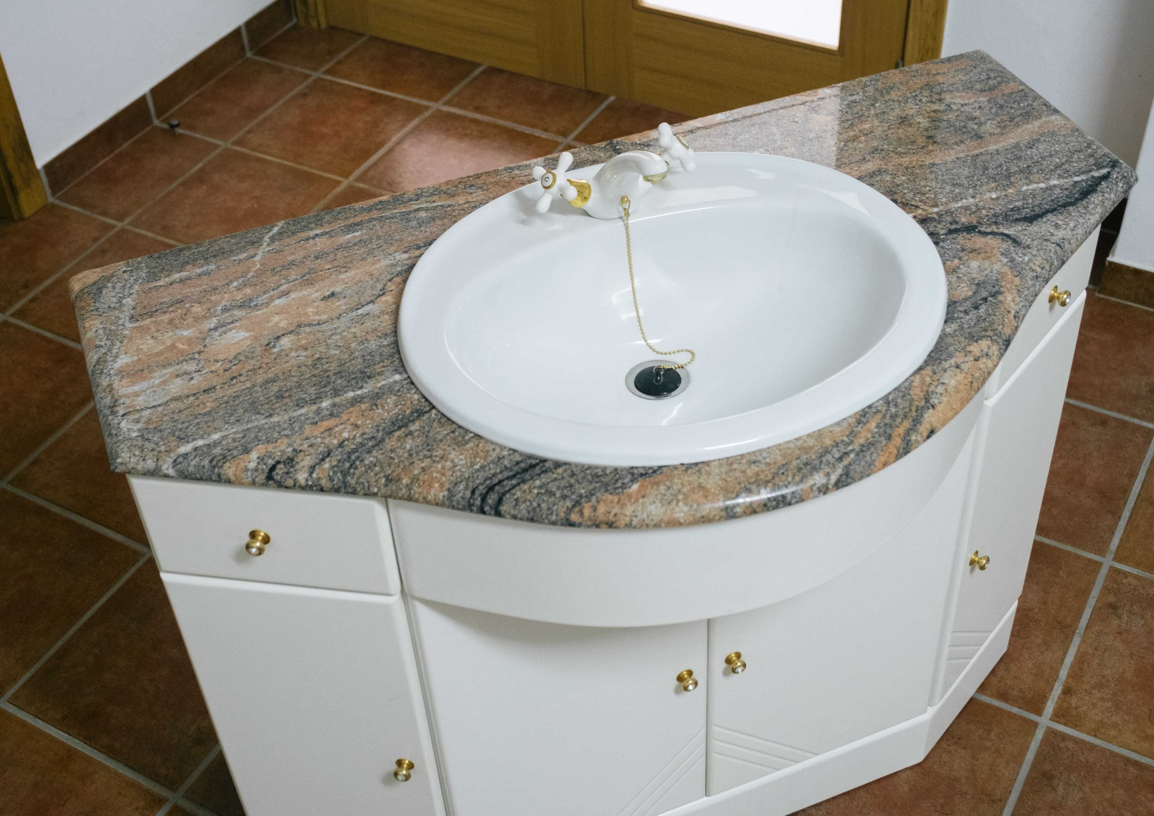 Móvel de WC com conjunto de 2 toalheiros e suporte de papel higiénico