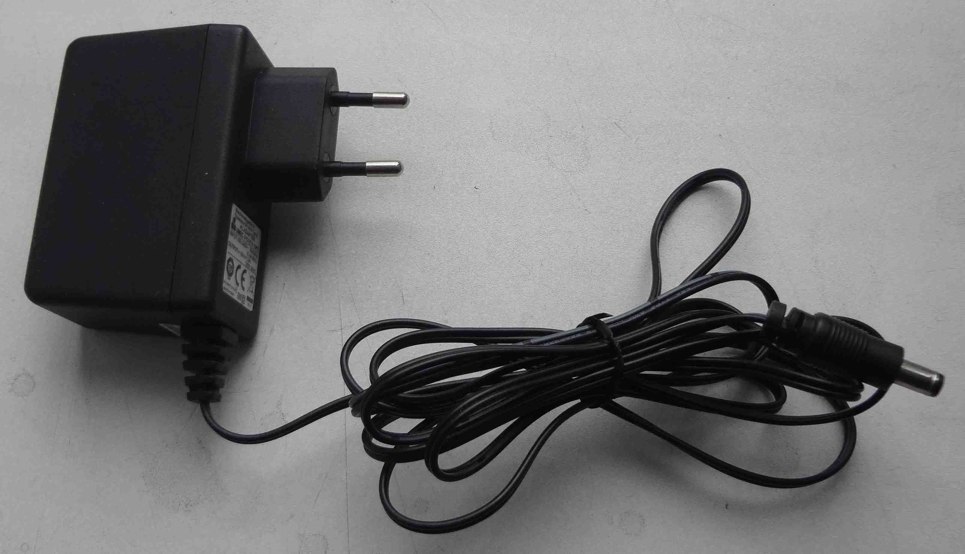 Блок питания Umec UPO181A-15PE 15V-1.2A адаптер