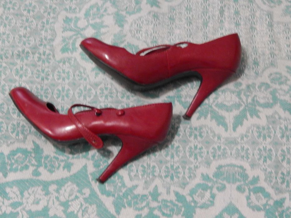червоні туфлі на каблуці шпильці розмір 37 червоного кольору як нові