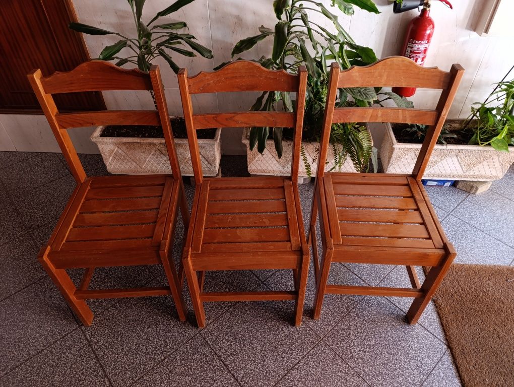 Conjunto de Cadeiras em Madeira