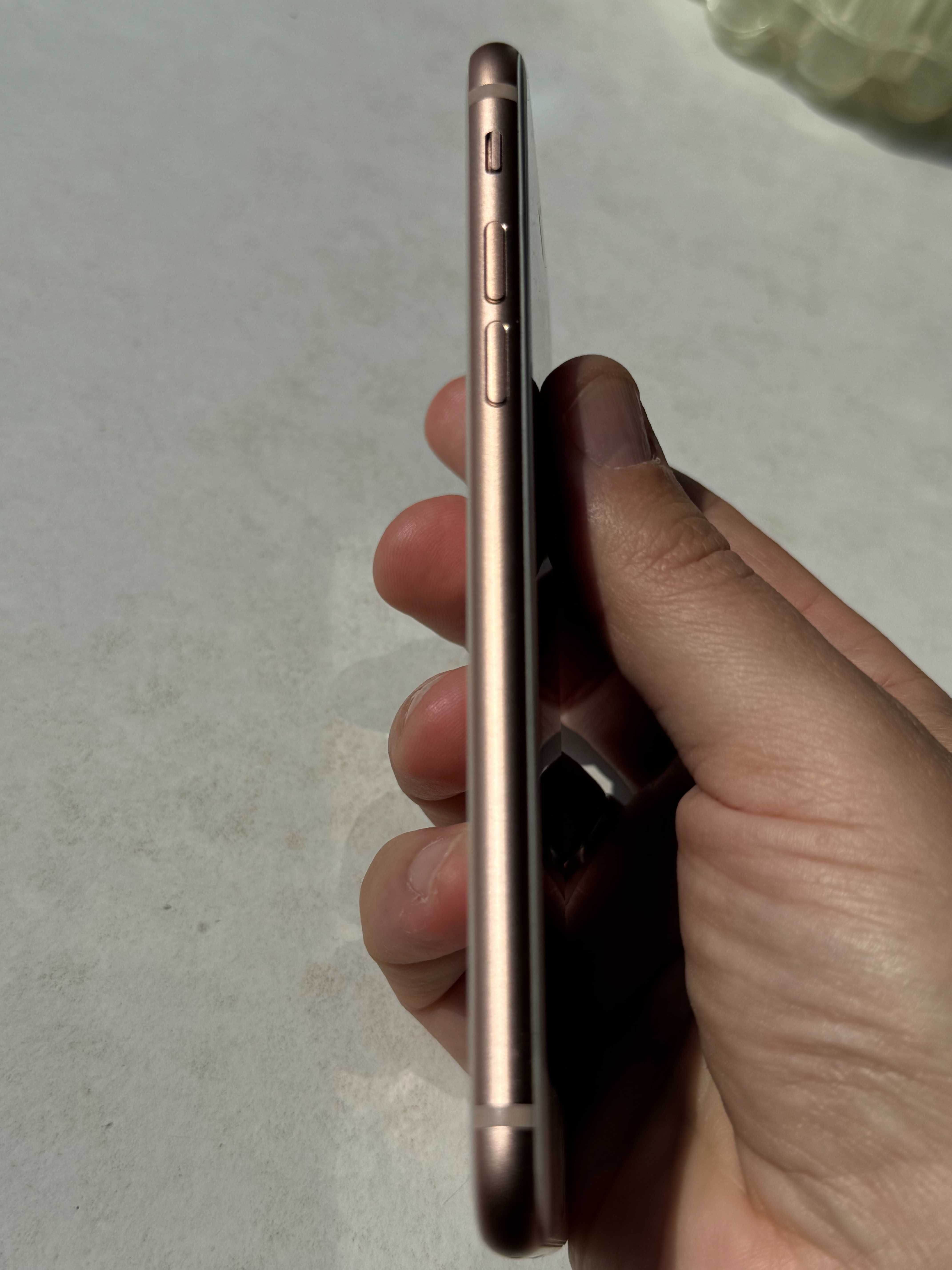Продається Apple iPhone 8 на 64 Gb в кольорі Rose Gold