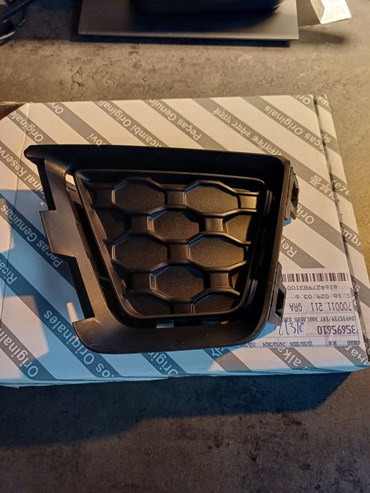 Jeep Renegade lift - kratka / atrapa zderzaka lewa