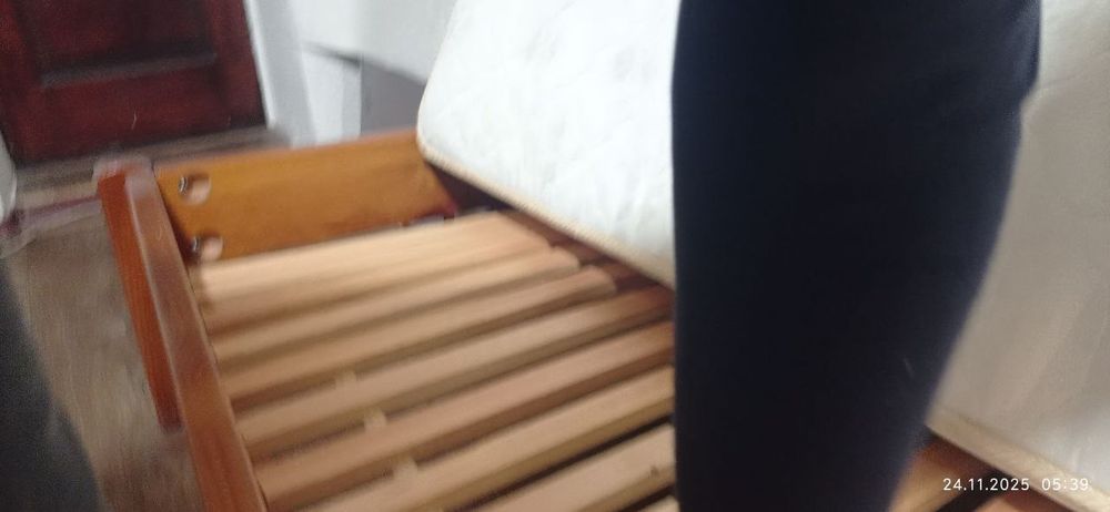 Продам кровать с матрасом