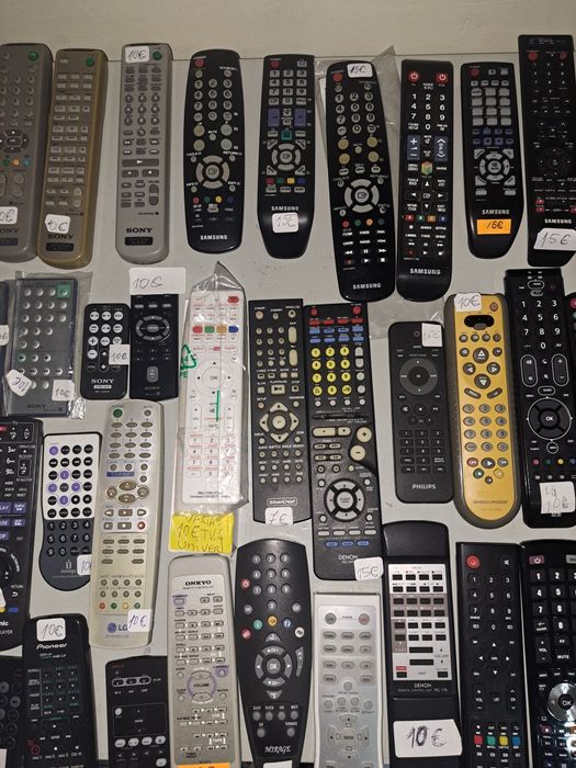 Vendo várias marcas de comandos para tv . Hifi áudio,  dvds .