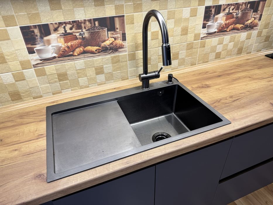 Продається кухня кутова разом з мийкою, змішувачем та підсвіткою!