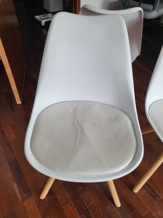 6 cadeiras brancas com pés de madeira