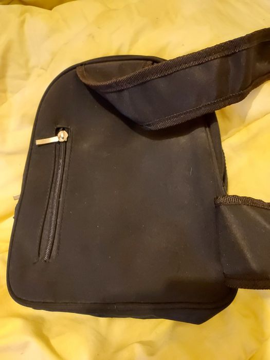 Mochila preta com alça.