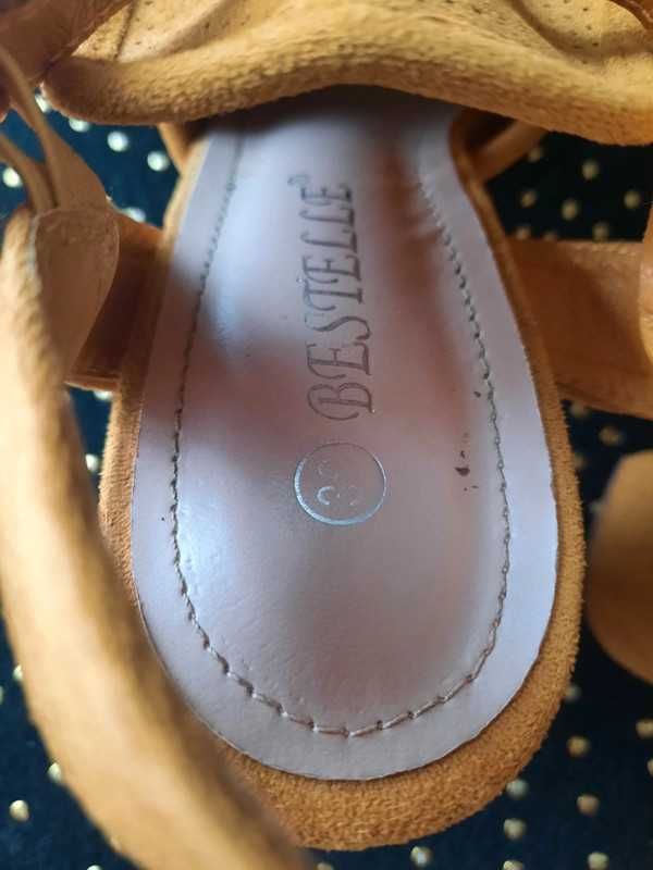 Musztardowe sandały na obcasie - Bestelle