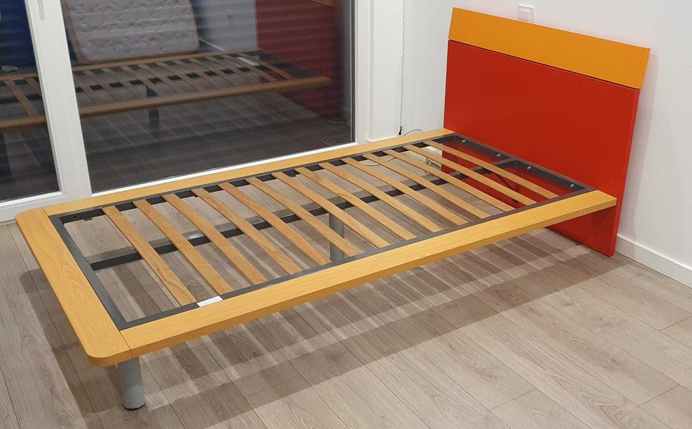 Cama juvenil + colchão + mesa de cabeçeira