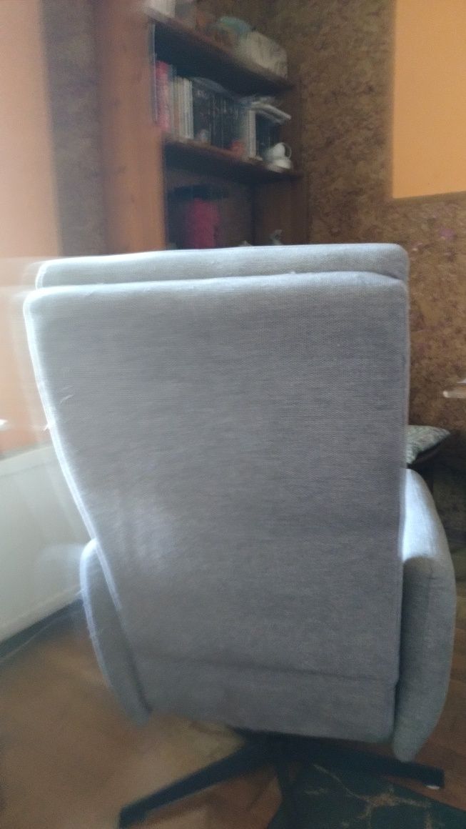 Fotel Z Podnóżkiem.