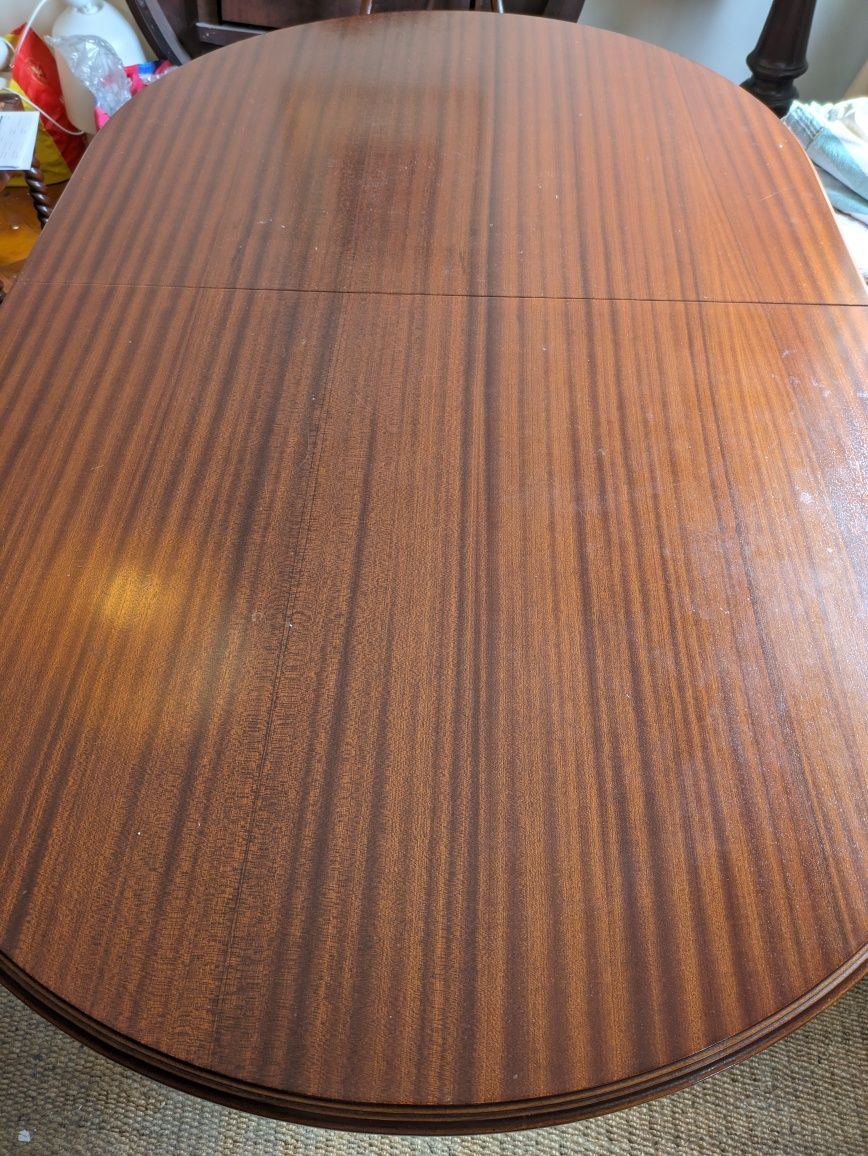 Mesa de jantar maciça em bom estado, 1,45m extensîvel até 1,80m