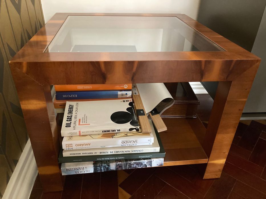 Mesa de apoio madeira de cerejeira maciça e vidro