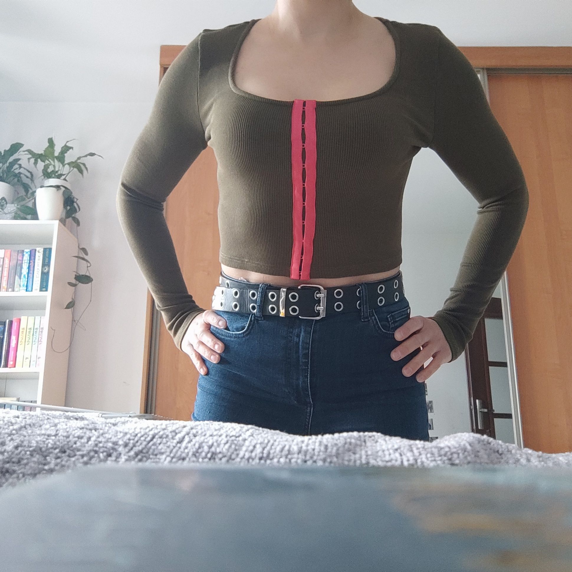 Sweterek GUESS. Krótki