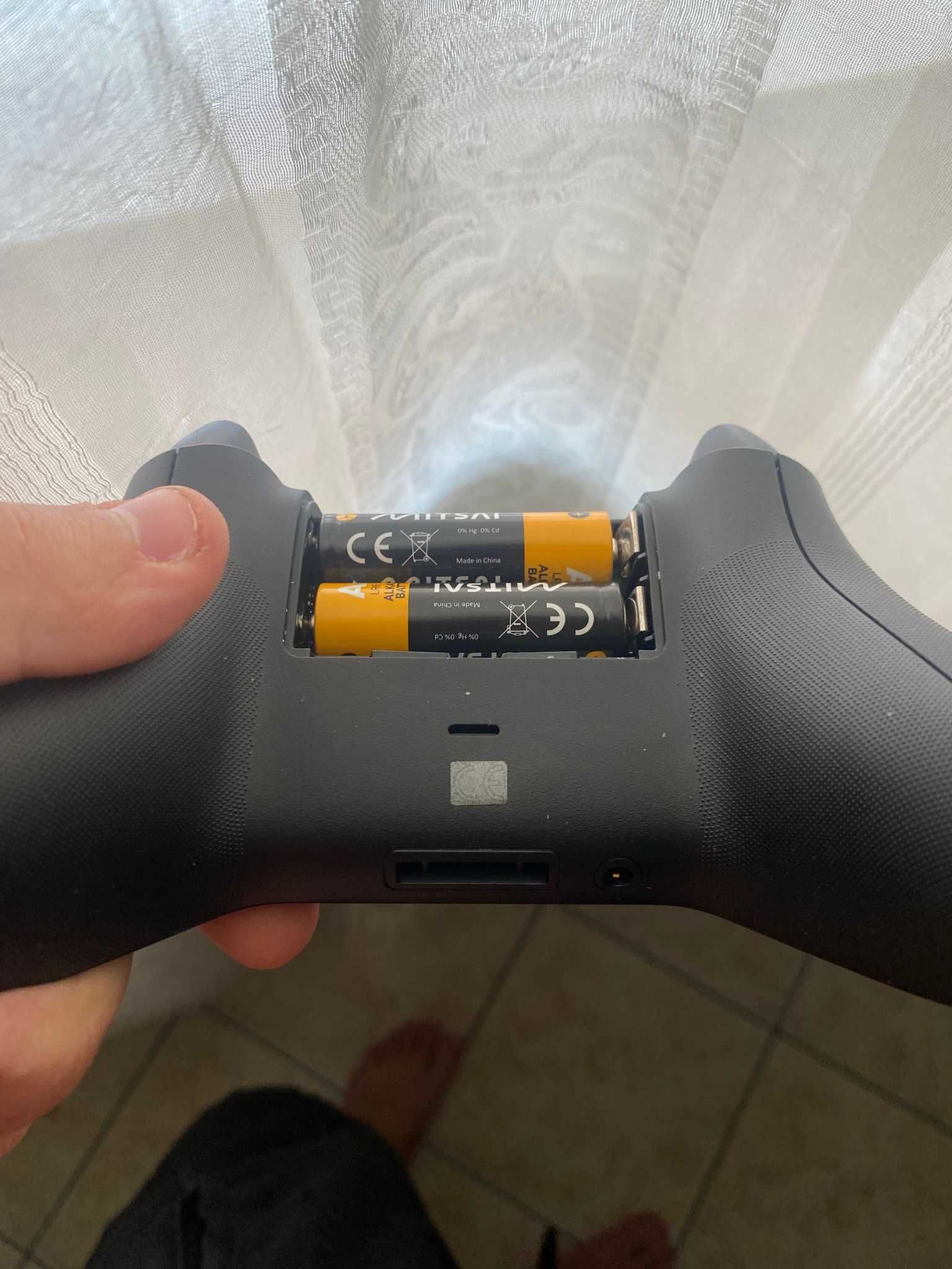 Comando Xbox Series Carbon Black com 12 pilhas