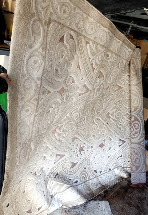 Ковер с узорами бежевый