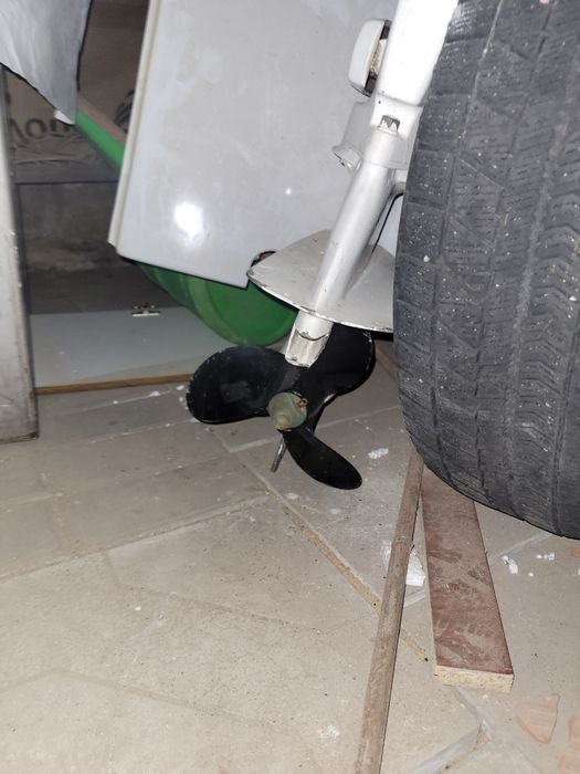 Итальянская военная лодка с лафетом и английским без отказным  мотором