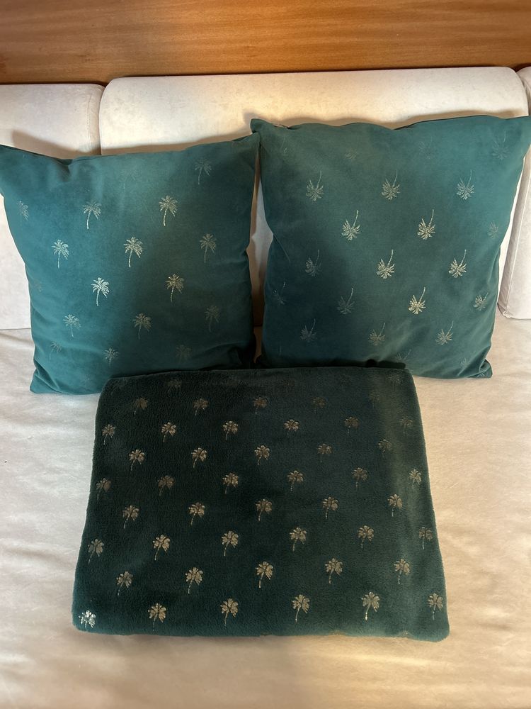 Conjunto 2 almofadas e 1 manta verde com desenhos de palmeiras
