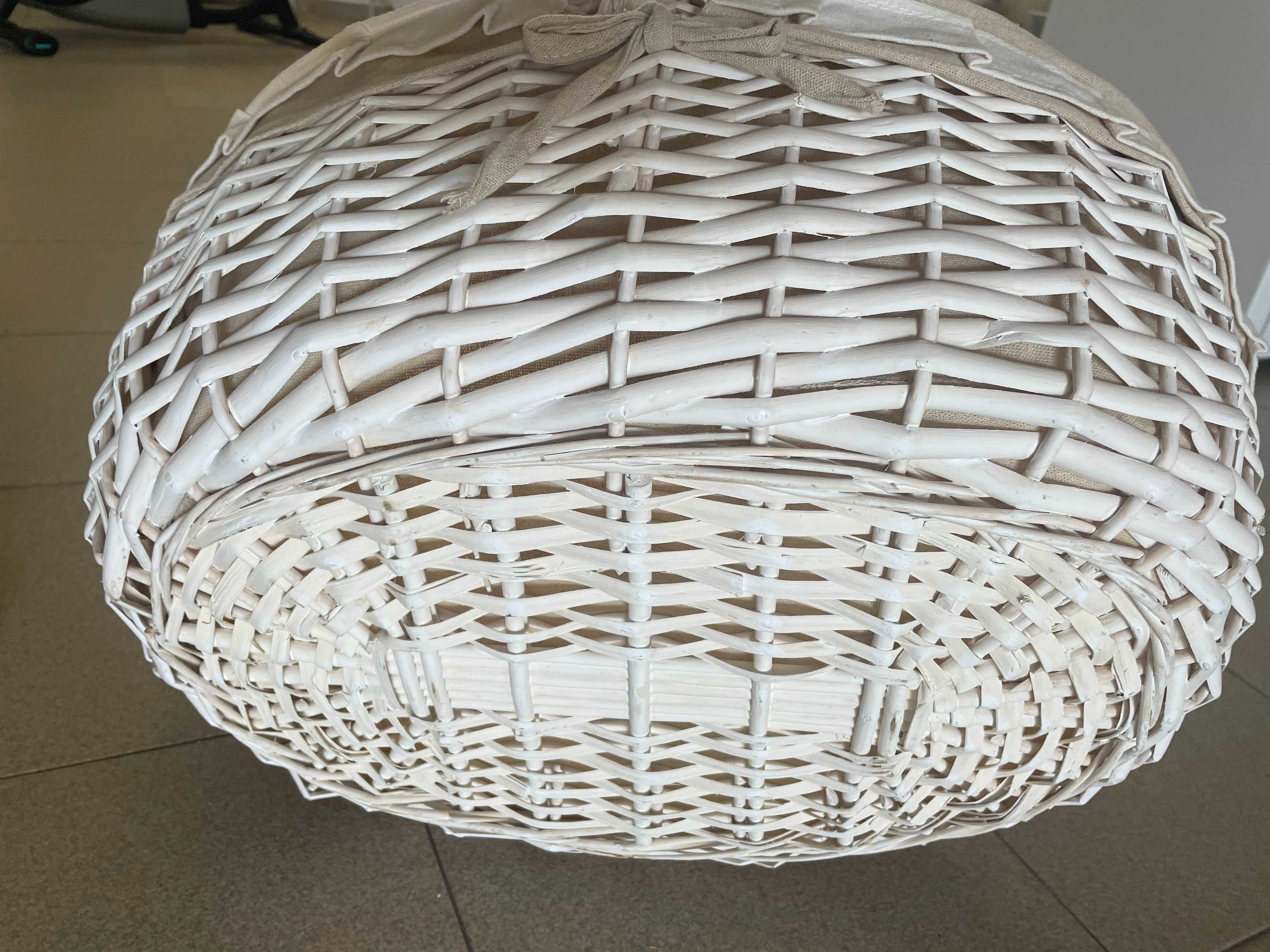 Cesta de vime branca com forro em tecido