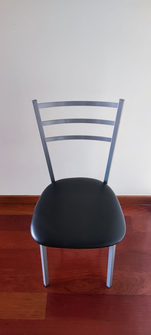 Mesa de jantar com cadeiras