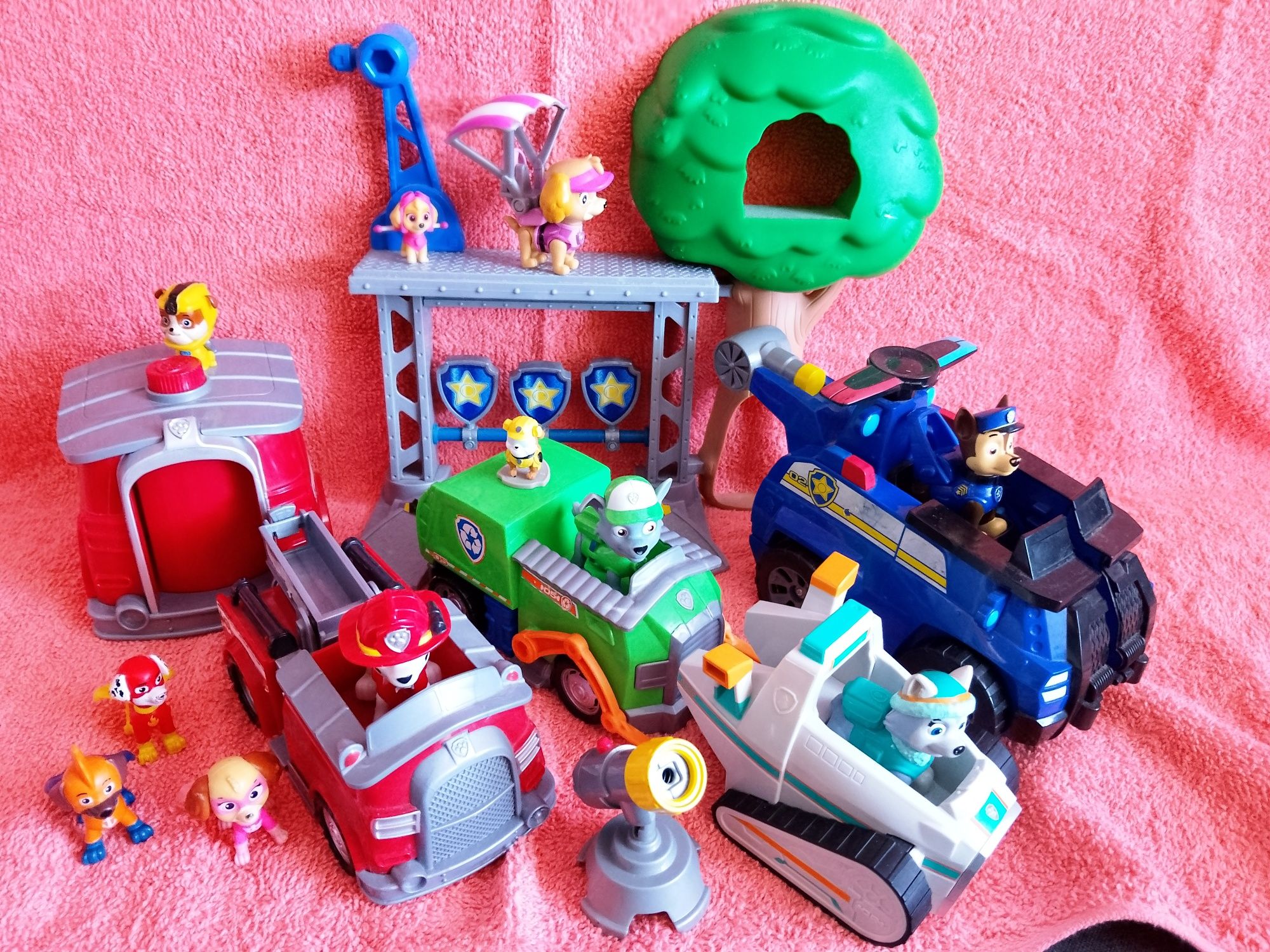 Sprzedam pojazdy i figurki psi patrol