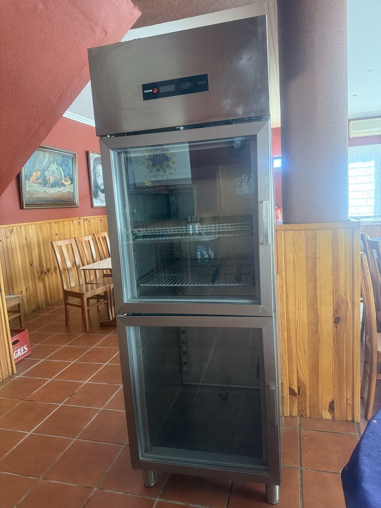 Vitrine Refrigeradora para sobremesas ou vinhos  FAGOR como nova