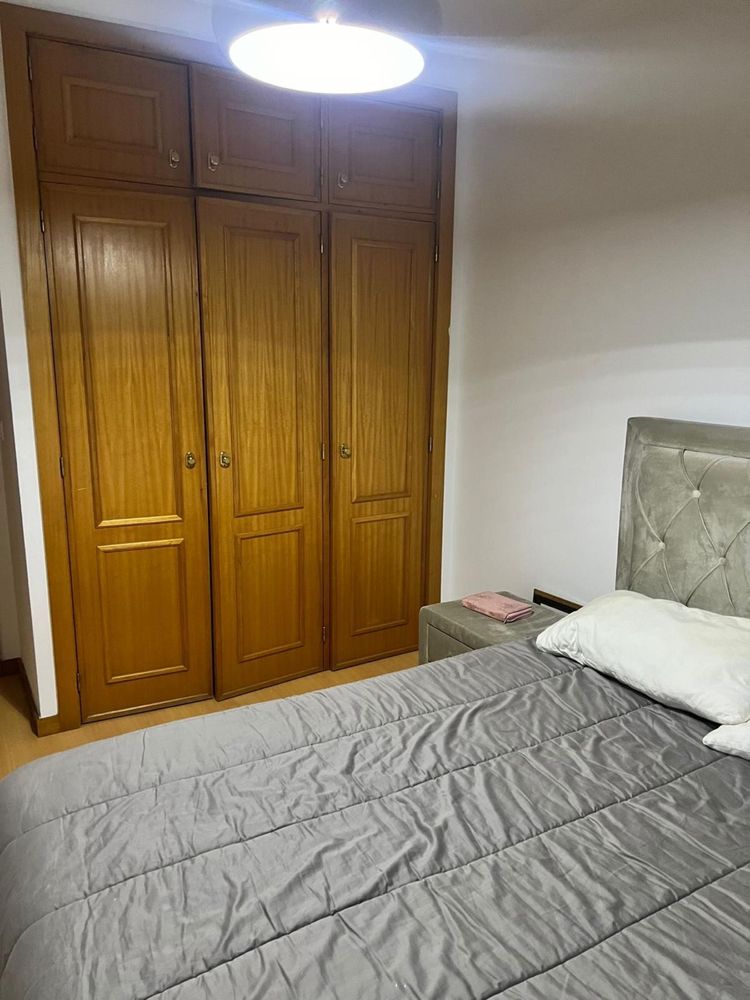 Quarto mobiliado com varanda e casa de banho privada- Rio de Mouro