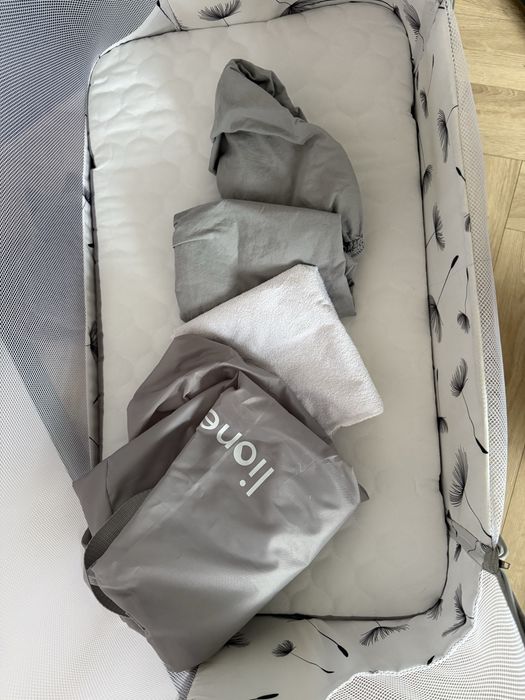 Lionelo Aurora Beige Sand dostawka do łóżka z akcesoriami