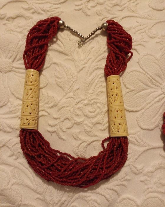 Vários colares de coral vermelho