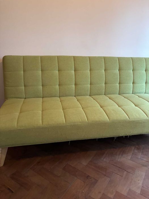Sofá-cama verde, praticamente sem uso.
