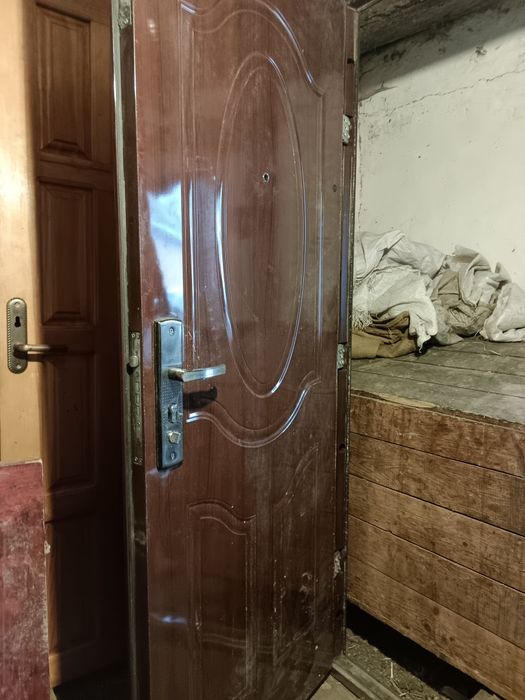 Вхідні двері металеві 1.98х0.77 з коробкою