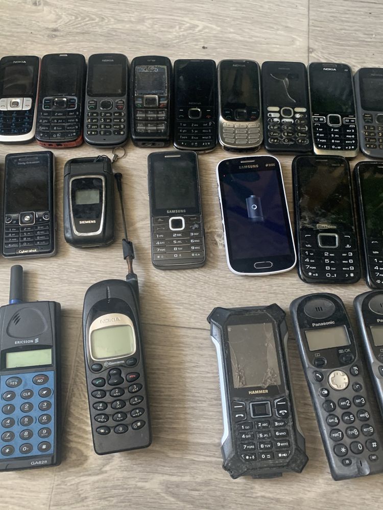Zestaw starych telefonów komórkowych .