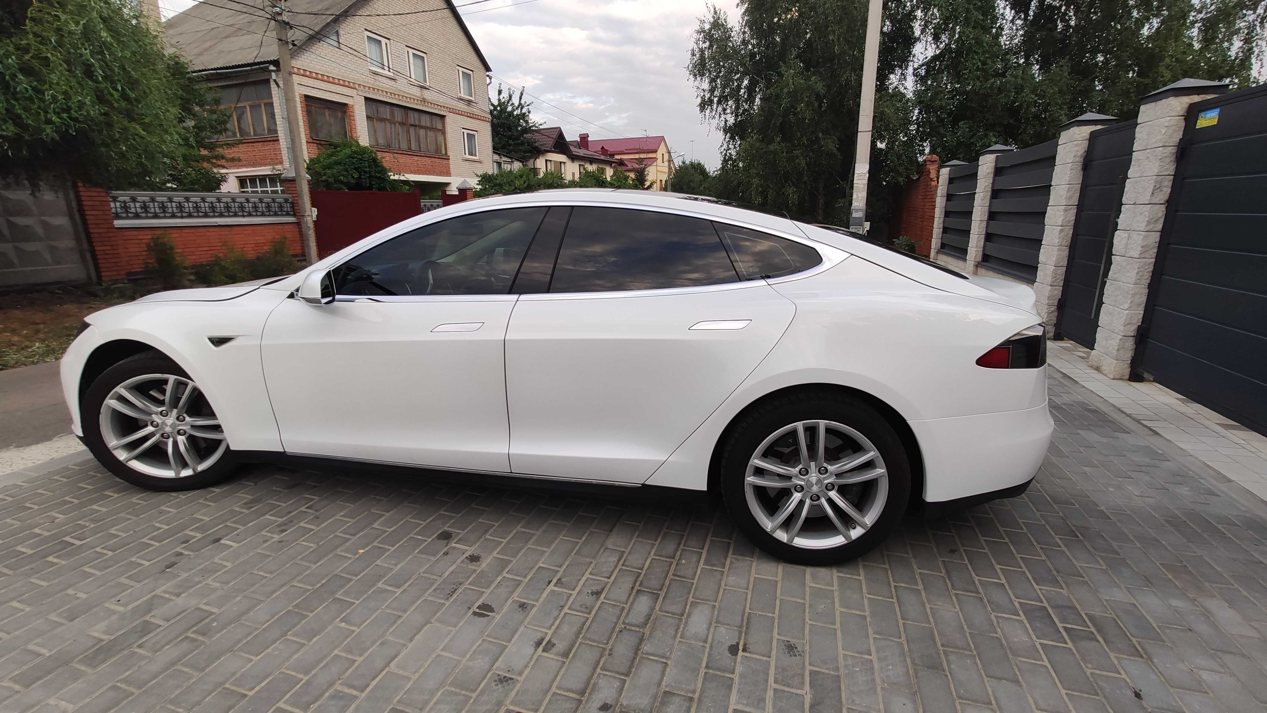 Tesla Model S 2014