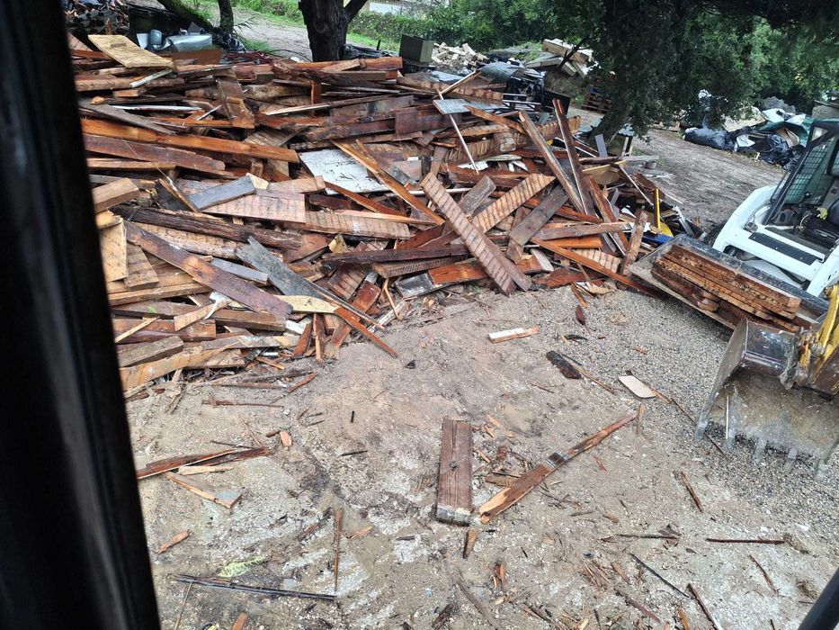 Dá-se Madeira de demolição de obras boa para aquecimento em lareira