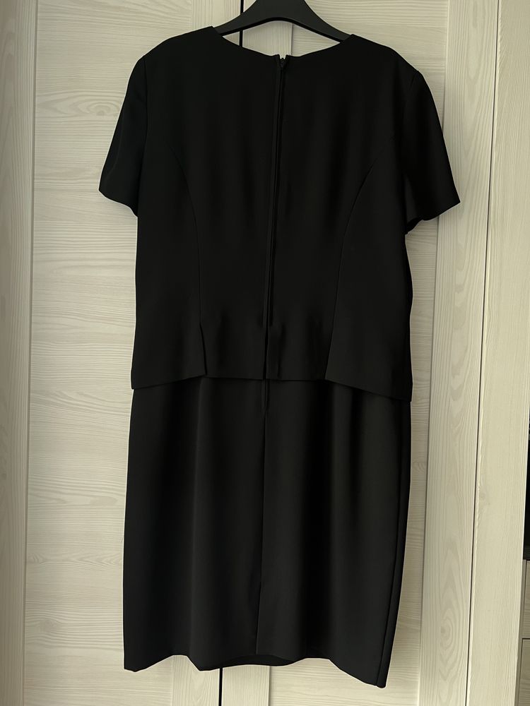 Czarna dopasowana krótka sukienka z krótkim rękawem