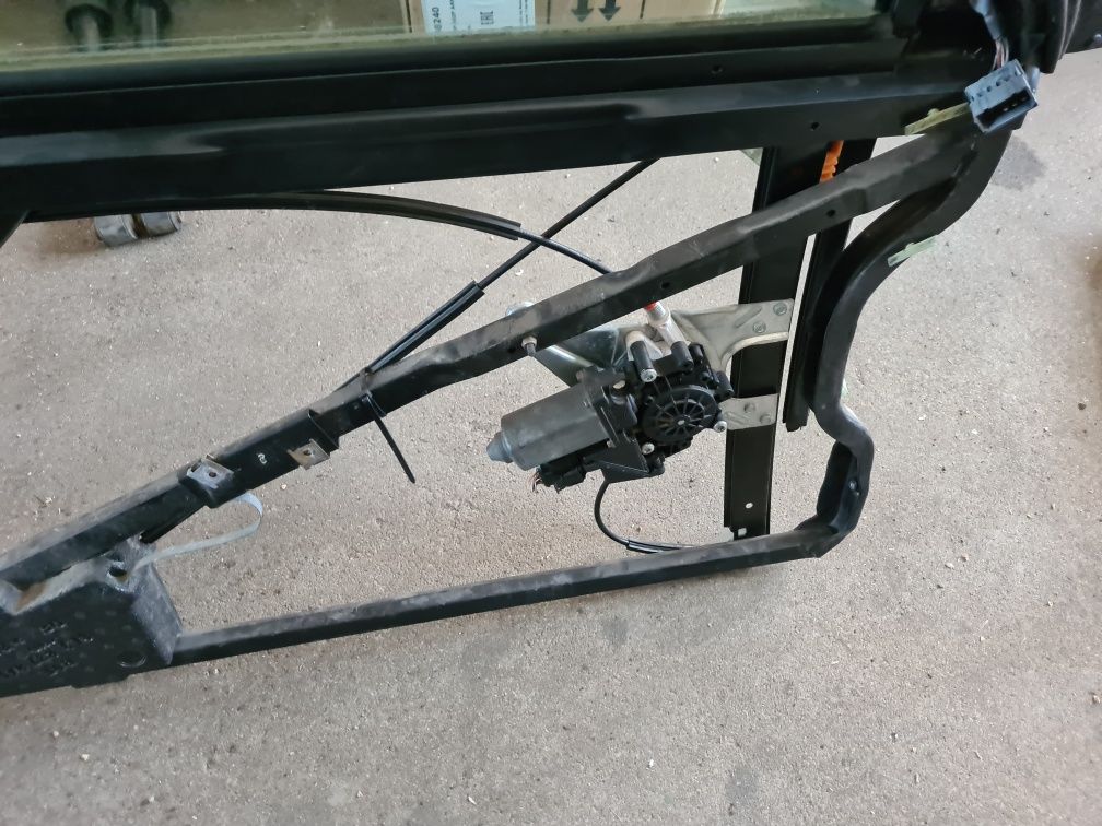 Mechanizm opuszczania szyby prawy ramka lewy Audi A3 8L 3drzwi 2002r