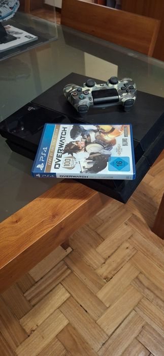 PlayStation 4, com um controle e um jogo
