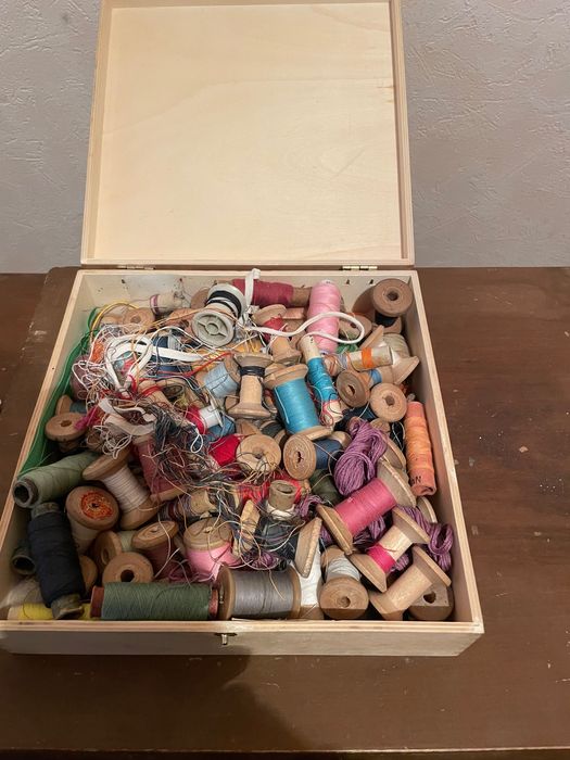 Продам морозильную камеру и две ножные швейные машинки