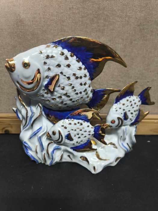 Escultura Peixes Porcelana Azul Ouro
Majestosa e vibrante figura decor