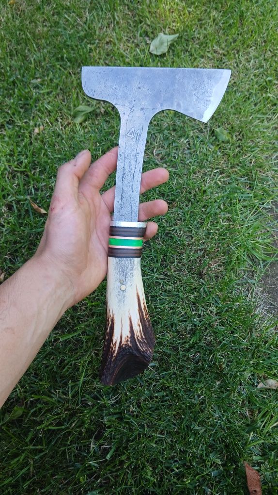 Ręcznie wykuty tomahawk Scagel. Toporek do lasu. Siekierka bushcraft
