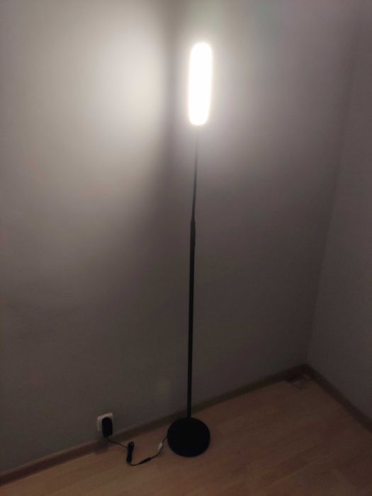 Czarna lampa podłogowa LED z pilotem