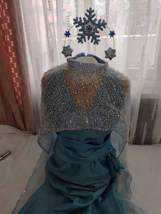 Piękny strój przebranie Pani Zima Królowa Śniegu 3 części roz 40